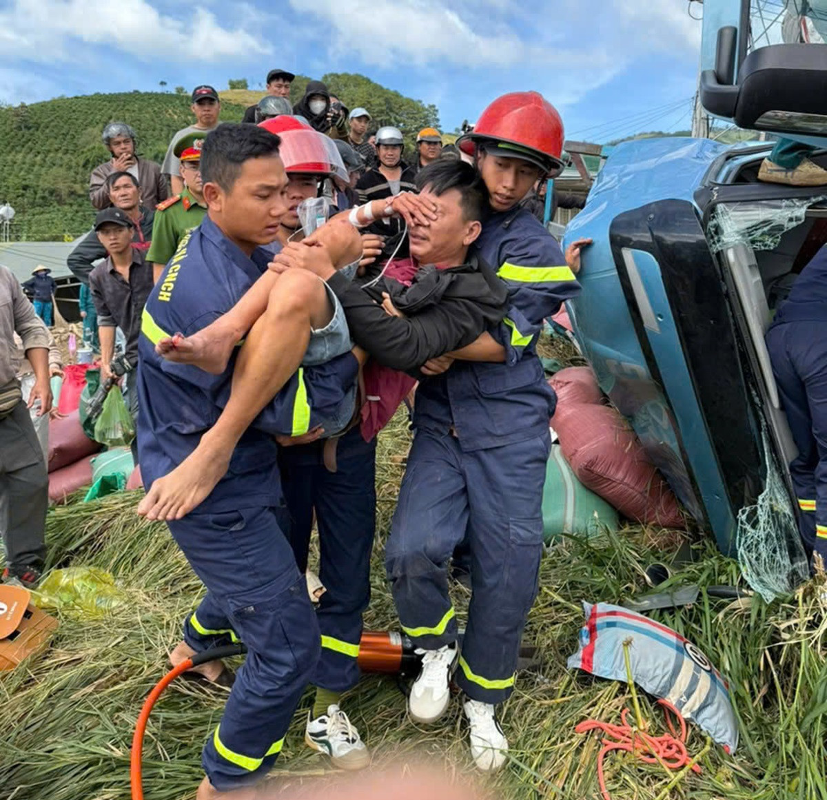 Cảnh sát cắt cabin giải cứu tài xế và phụ xe tải mắc kẹt sau tai nạn lật xe..jpg