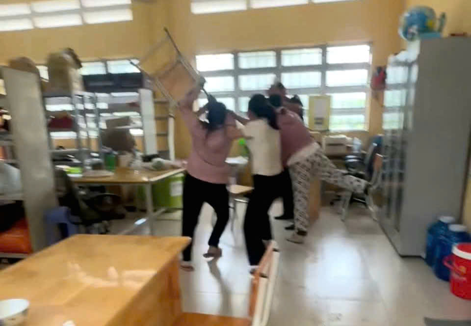 Kỷ luật cảnh cáo thầy giáo nhắn tin “thân mật” với nữ sinh ở Tây Ninh  - Ảnh 1.