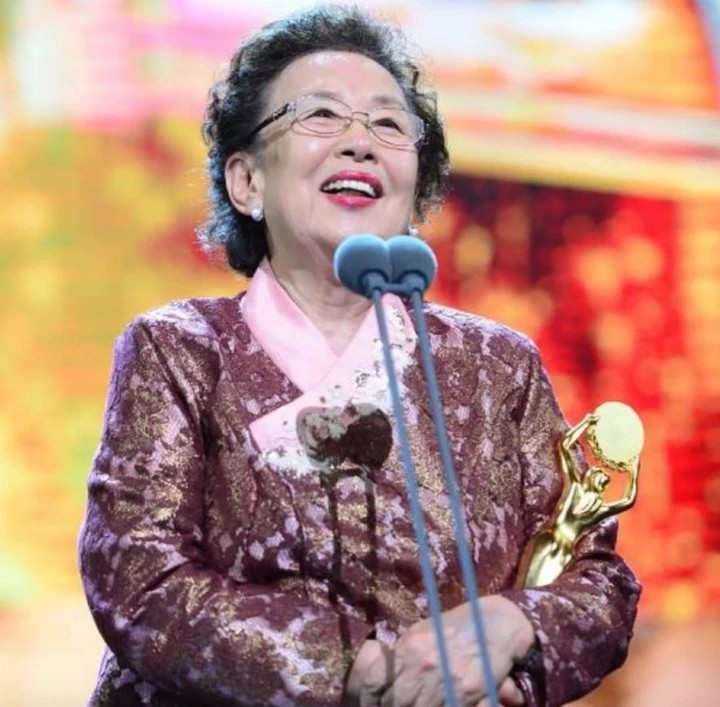 Bà Na Moon Hee vẫn miệt mài làm nghề ở tuổi 83.