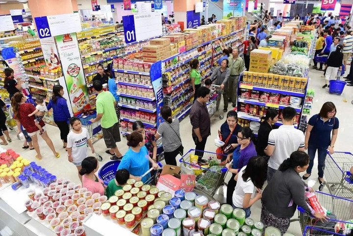 Sau khi Ủy ban Mặt trận Tổ quốc Việt Nam TP.HCM phát động quyên góp vật chất, tinh thần ủng hộ người dân vùng lũ, những xe hàng đi siêu thị của người dân TP.HCM có thêm rất nhiều mì tôm, sữa, đồ hộp, nước uống, bột giặt...