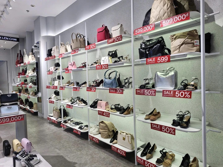 Các thương hiệu thời trang, phụ kiện trong nước cũng giảm giá mạnh hầu hết sản phẩm dịp này.