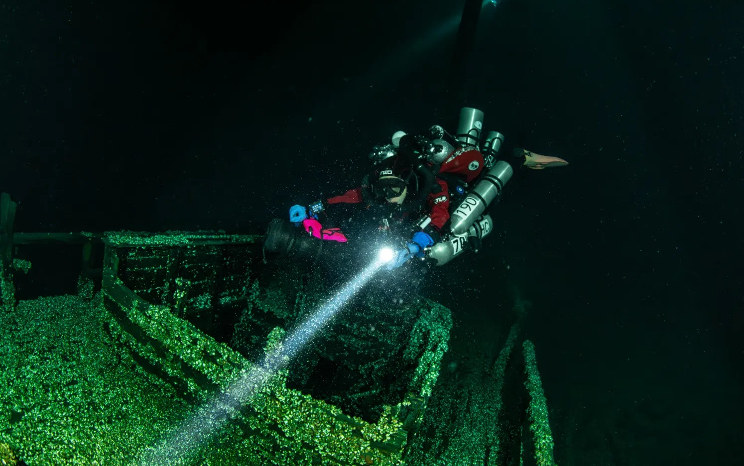 Phát hiện xác tàu cổ bí ẩn gây chấn động - Ảnh 1.