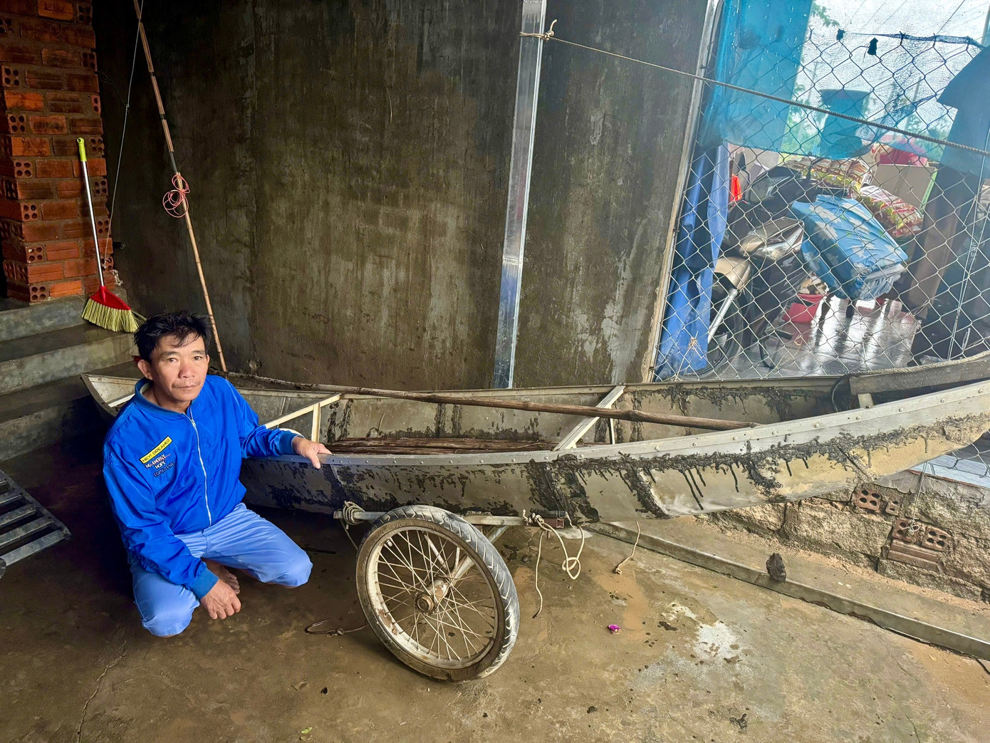 Ông Trần Công Thành cùng chiếc ghe dùng để cứu người.