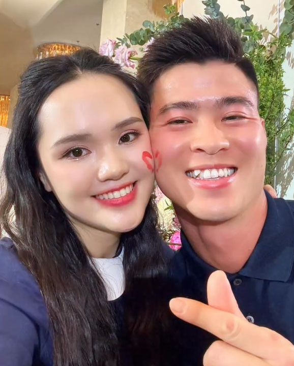 Trung vệ Đỗ Duy Mạnh hạnh phúc viên mãn bên