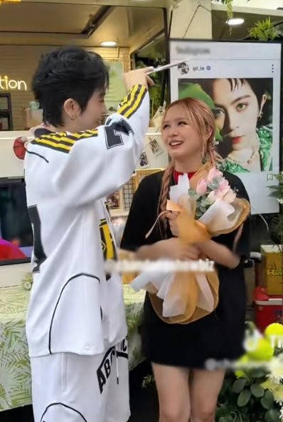 Tan chảy loạt ảnh Gil Lê chăm sóc tận tình cho Xoài Non