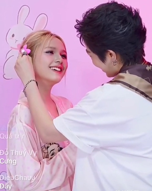 Tan chảy loạt ảnh Gil Lê chăm sóc tận tình cho Xoài Non