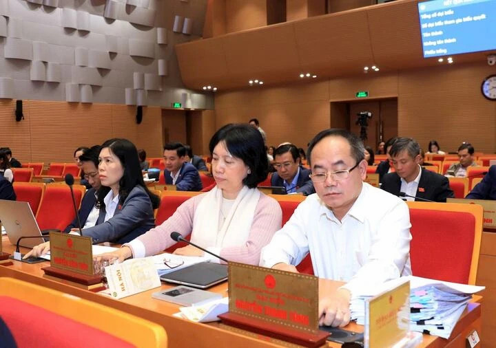 Các đại biểu bấm nút thông qua Nghị quyết.