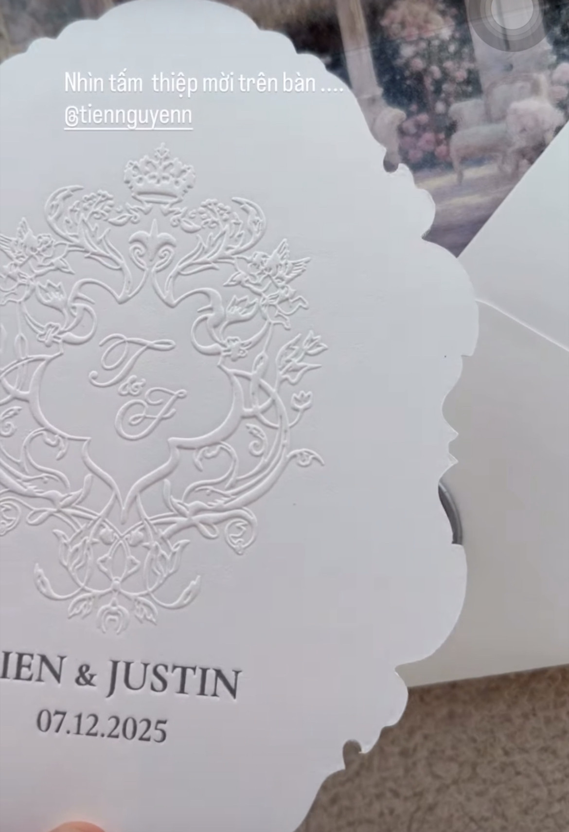 Hé lộ thiệp cưới của Tiên Nguyễn Địa điểm tổ chức sang chảnh