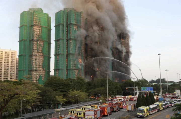 Lính cứu hỏa vẫn tiếp tục chiến đấu với ngọn lửa. Khói đen dày đặc bốc lên từ tòa tháp 31 tầng, nơi có 2.000 căn hộ. Hồ sơ cho thấy khu phức hợp nhà ở này bao gồm tám tòa nhà với gần 2.000 căn hộ, cung cấp chỗ ở cho khoảng 4.800 người. (Ảnh: Reuters)