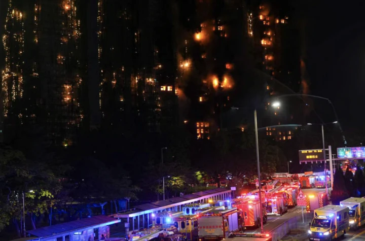 Tổng cộng 128 xe cứu hỏa, 57 xe cứu thương, 767 lính cứu hỏa và 400 cảnh sát được triển khai để dập tắt đám cháy dữ dội. (Ảnh: Sam Tsang)