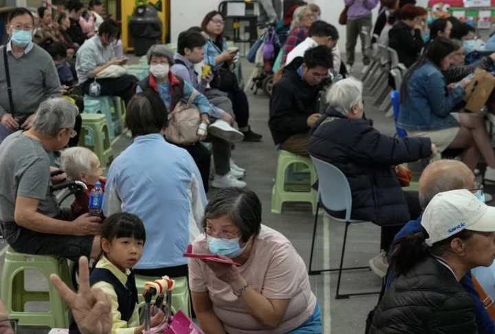 Một trường tiểu học mở cửa khuôn viên trường làm nơi ở tạm thời cho cư dân. Hiện nguyên nhân vụ cháy vẫn chưa được chính quyền công bố. (Ảnh: SCMP)