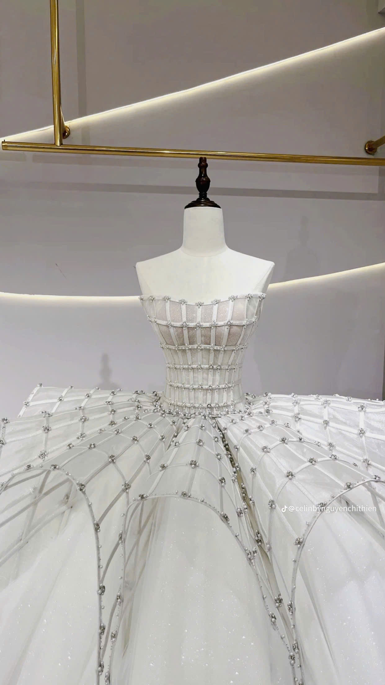 Lộ đầm dạ hội final walk siêu to khổng lồ nặng 20kg của Hoa hậu Thanh Thủy