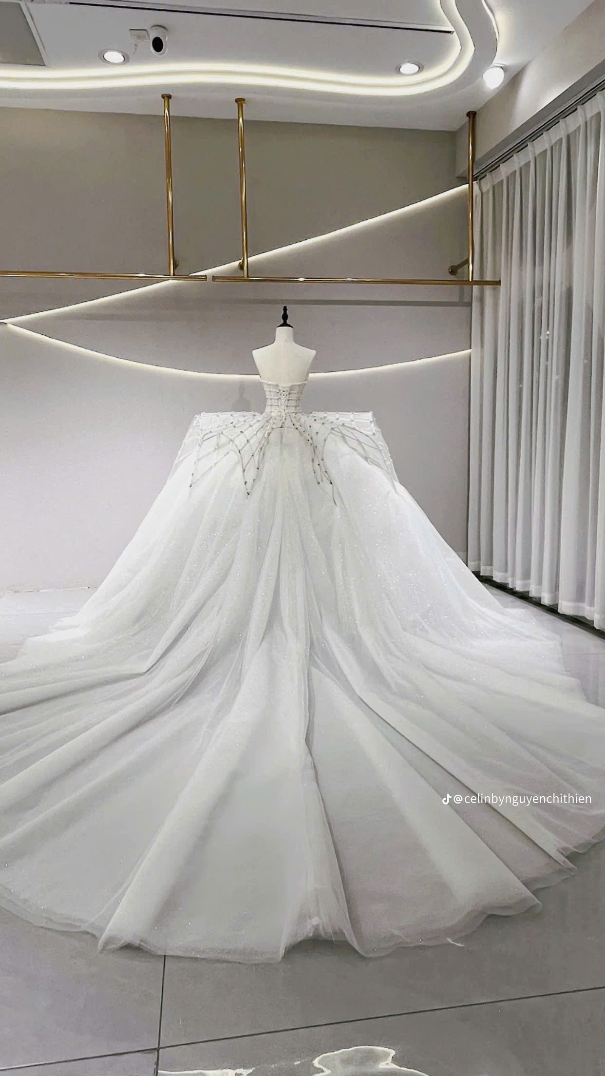 Lộ đầm dạ hội final walk siêu to khổng lồ nặng 20kg của Hoa hậu Thanh Thủy