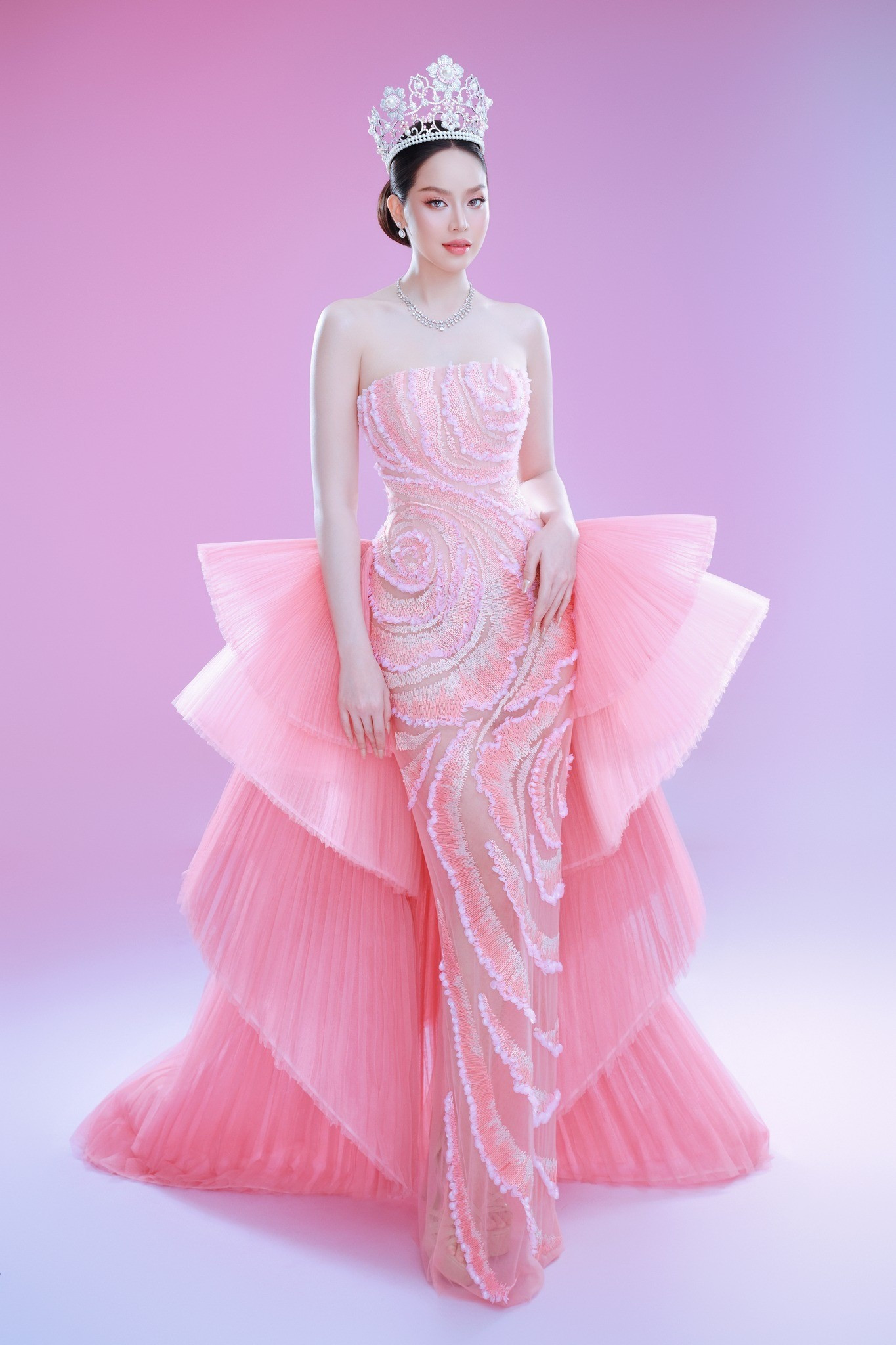 Lộ đầm dạ hội final walk siêu to khổng lồ nặng 20kg của Hoa hậu Thanh Thủy