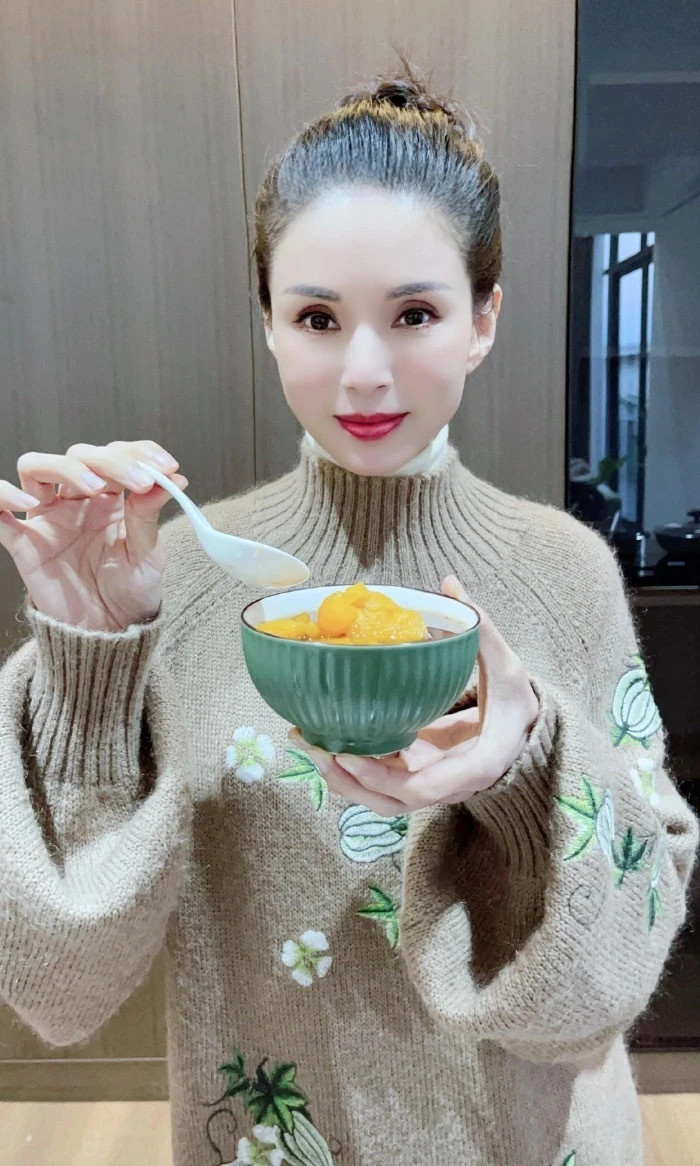 Bên cạnh đó, cô cũng chú trọng vào chế độ ăn uống, tập trung vào những loại rau củ quả tốt cho sức khỏe. Khẩu phần ăn của Lý Nhược Đồng được phân chia rõ ràng để tránh ăn quá nhiều gây tăng cân. Cô cũng thường xuyên tự tay vào bếp, nấu nướng để có được những bữa ăn tươi ngon, mát lành.