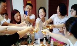 Tại sao họp lớp không còn vui? 5 sự thật khiến ai cũng chạnh lòng khi gặp lại bạn cũ - Ảnh 1.