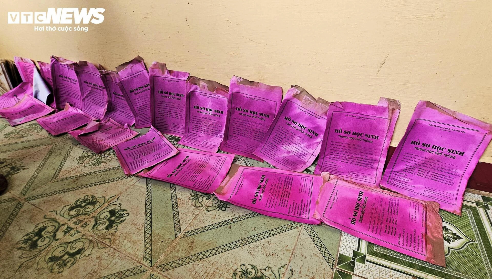 Trường học xác xơ sau lũ lịch sử, sách vở ngập bùn - 7