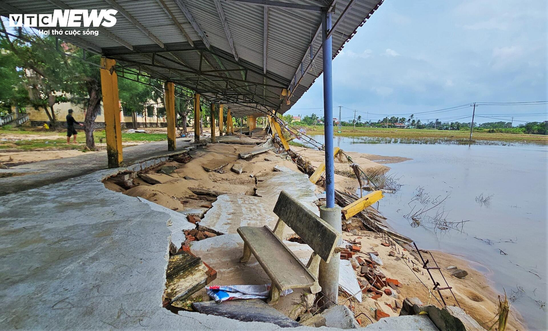 Trường học xác xơ sau lũ lịch sử, sách vở ngập bùn - 5