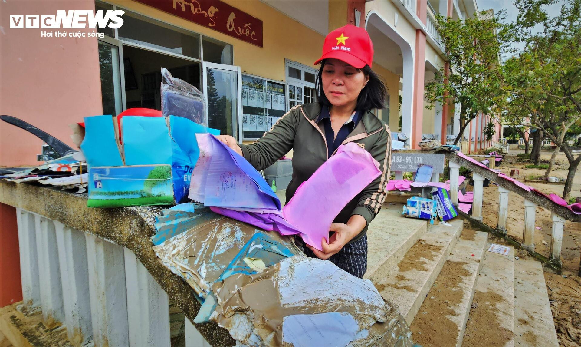 Trường học xác xơ sau lũ lịch sử, sách vở ngập bùn - 10