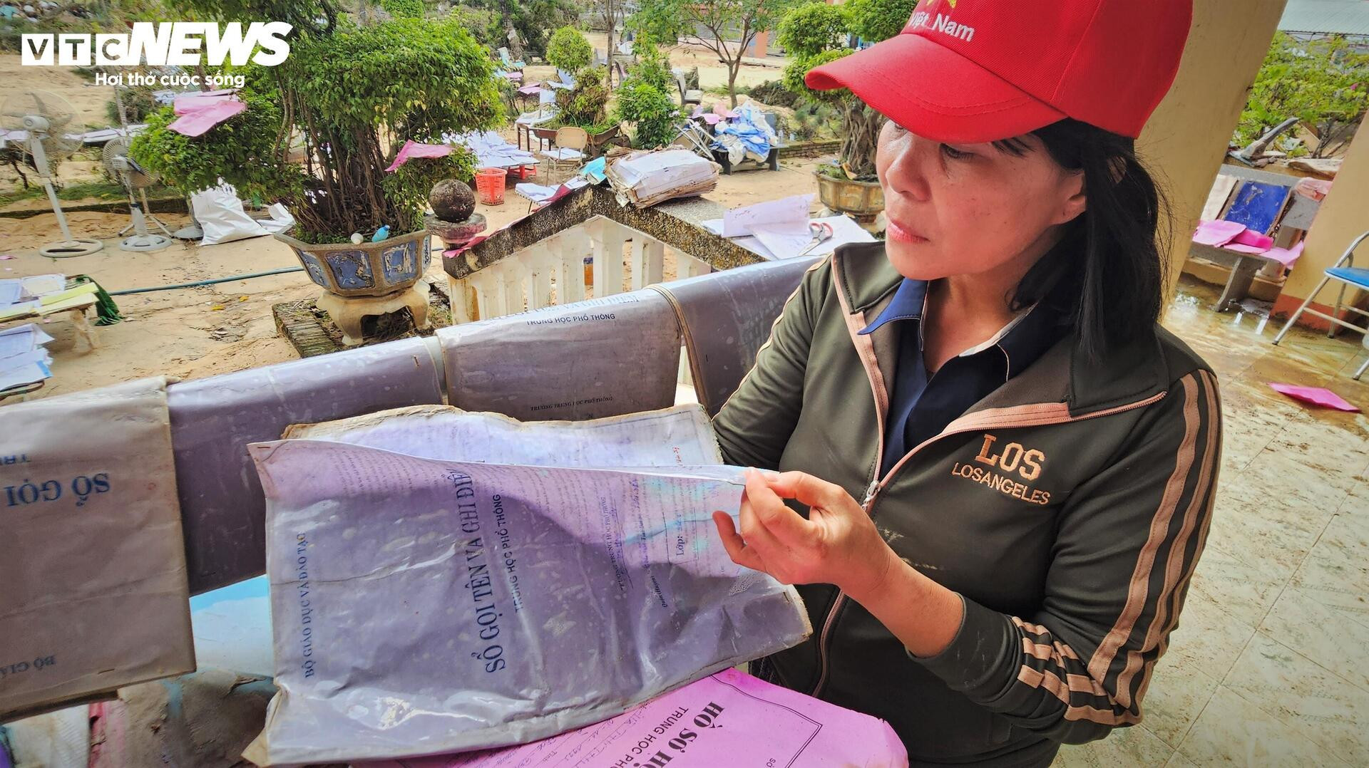 Trường học xác xơ sau lũ lịch sử, sách vở ngập bùn - 13