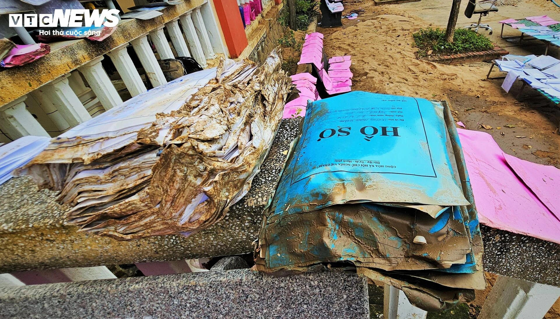 Trường học xác xơ sau lũ lịch sử, sách vở ngập bùn - 6