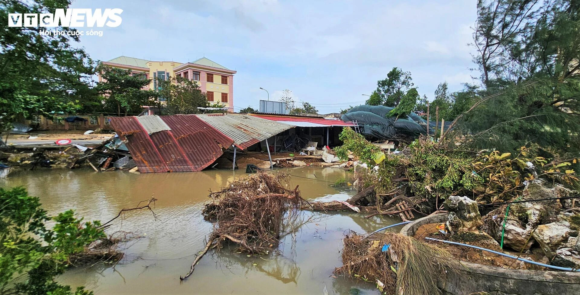 Trường học xác xơ sau lũ lịch sử, sách vở ngập bùn - 4