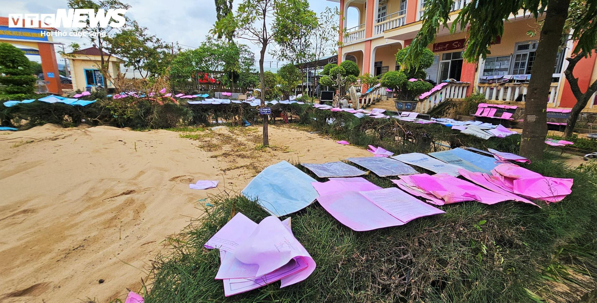 Trường học xác xơ sau lũ lịch sử, sách vở ngập bùn - 8