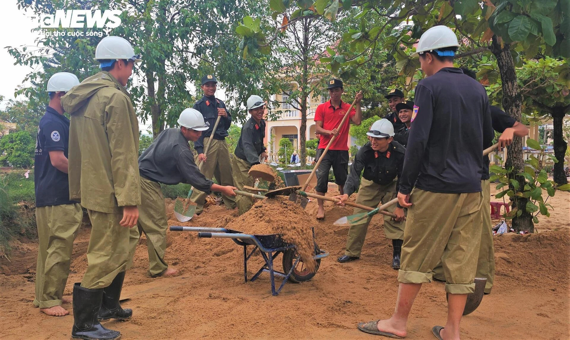 Trường học xác xơ sau lũ lịch sử, sách vở ngập bùn - 11