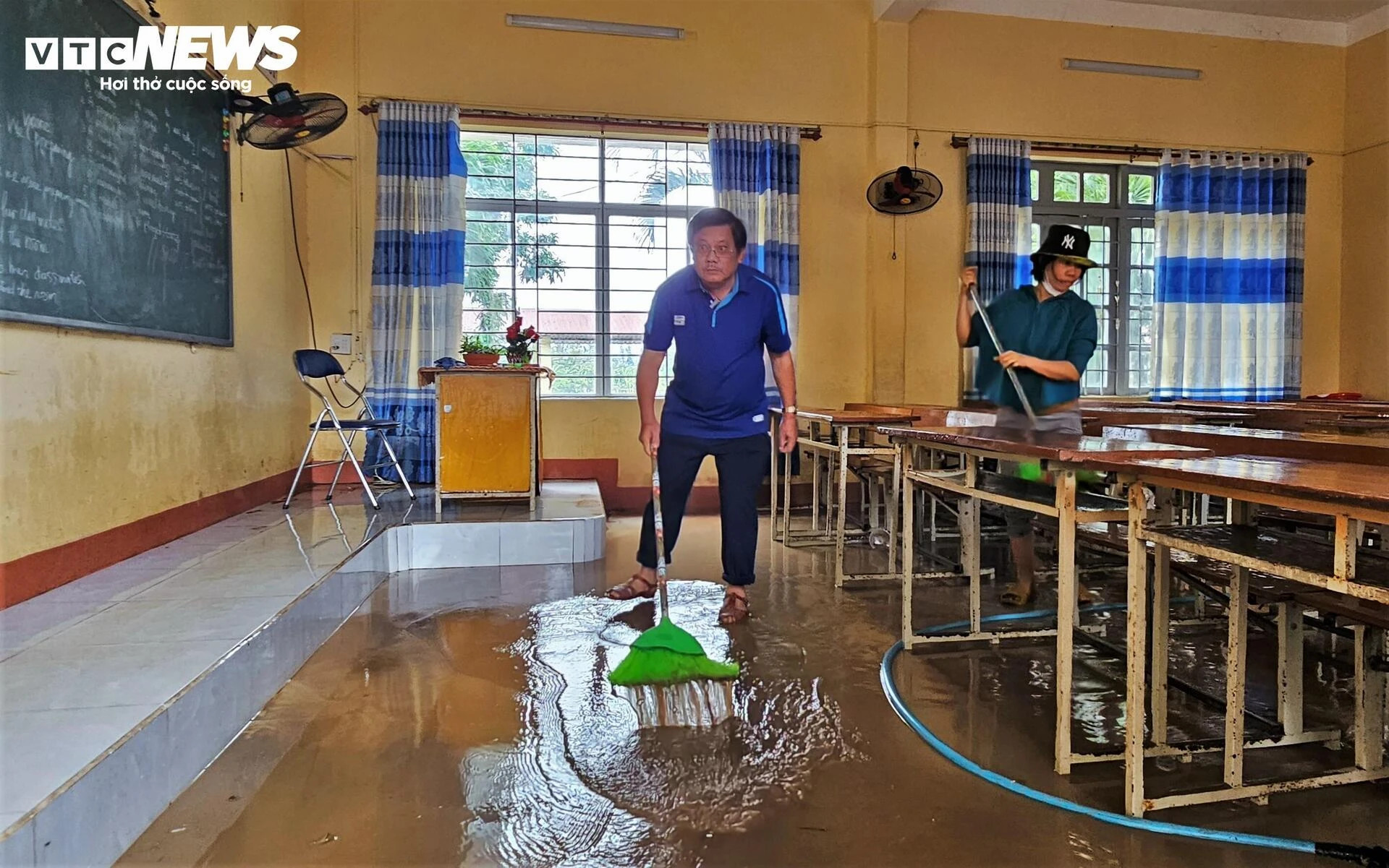 Trường học xác xơ sau lũ lịch sử, sách vở ngập bùn - 9