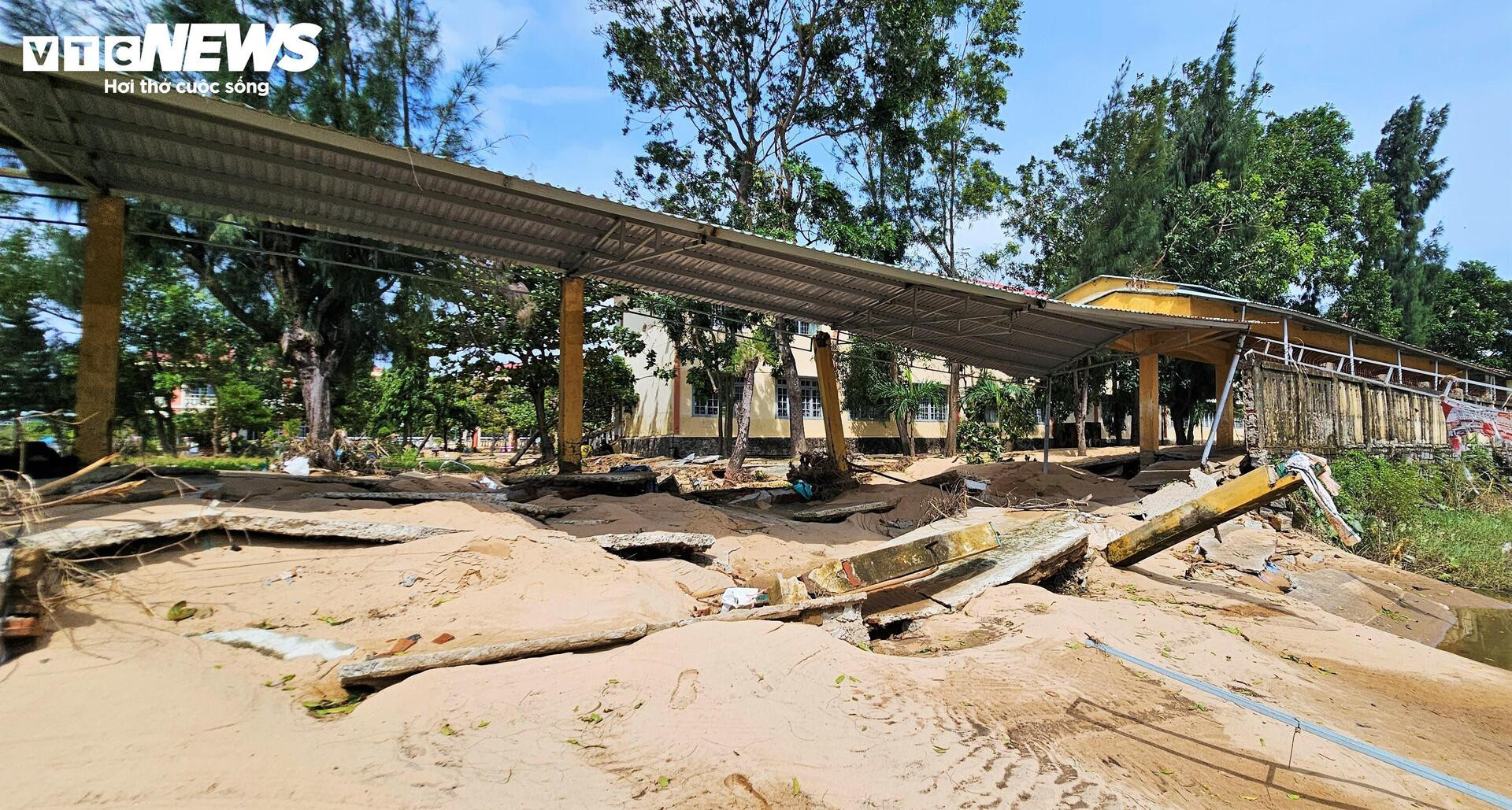 Trường học xác xơ sau lũ lịch sử, sách vở ngập bùn - 3