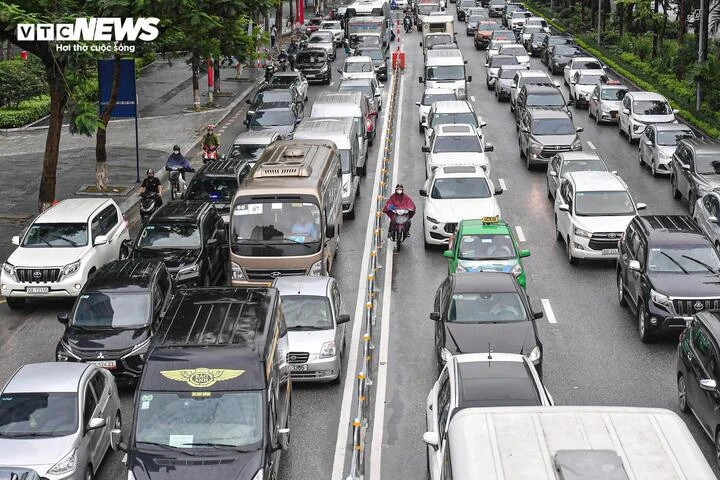 Từ 1/7/2026, taxi và ô tô đến 8 chỗ hoạt động kinh doanh vận tải khi đầu tư mới phải dùng năng lượng xanh.
