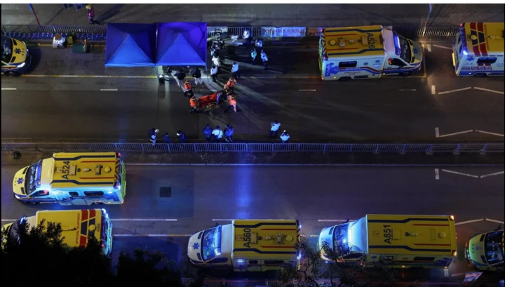 Cư dân bị thương được đưa lên xe cứu thương. (Ảnh: Reuters)