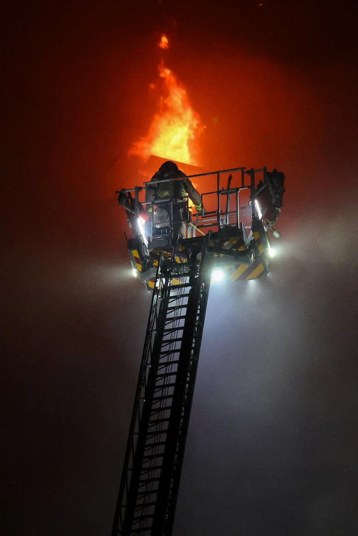 1 lính cứu hoả đã hi sinh khi làm nhiệm vụ. Phải mất hơn 10 tiếng đồng hồ, ngọn lửa mới cơ bản được khống chế.