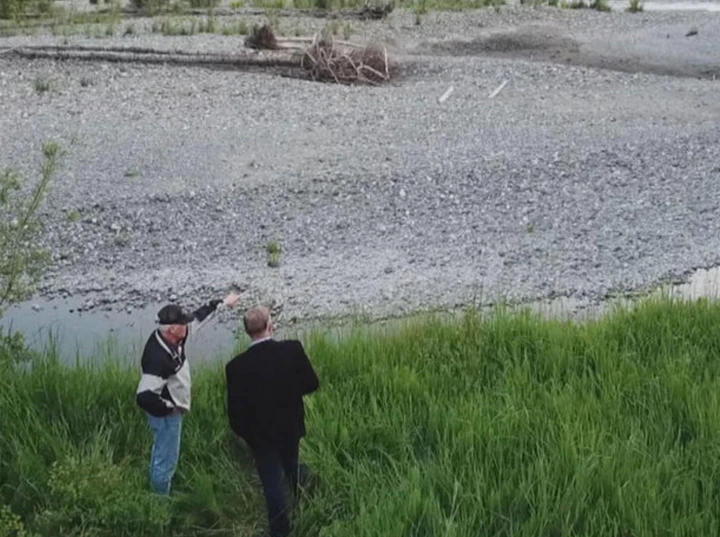 Điều tra viên Ron Peterson chỉ về nơi ông tìm thấy thi thể nạn nhân. (Nguồn: CBS)