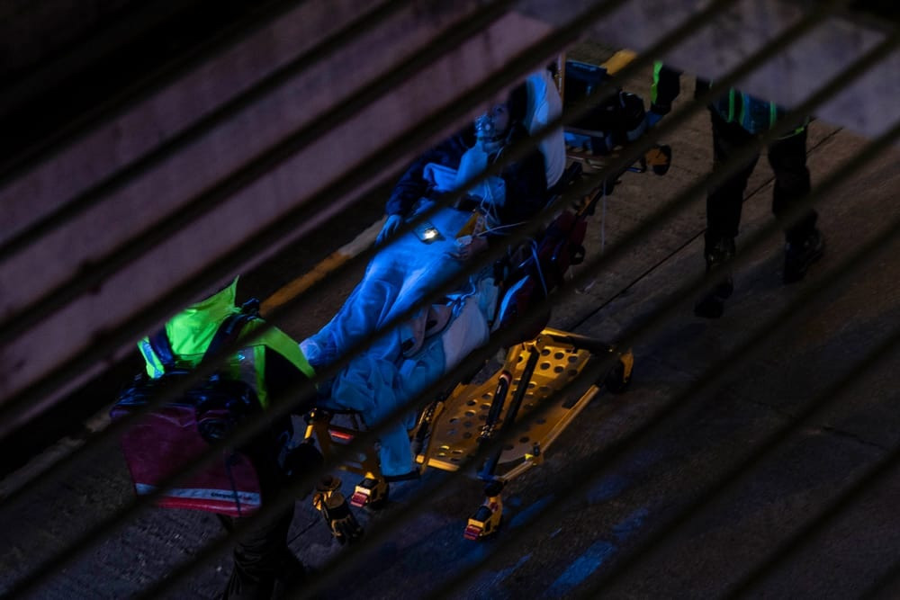 Cháy chung cư Hồng Kông: Dự án sửa chữa gây tranh cãi, vật liệu “bom hẹn giờ” - Ảnh 1.