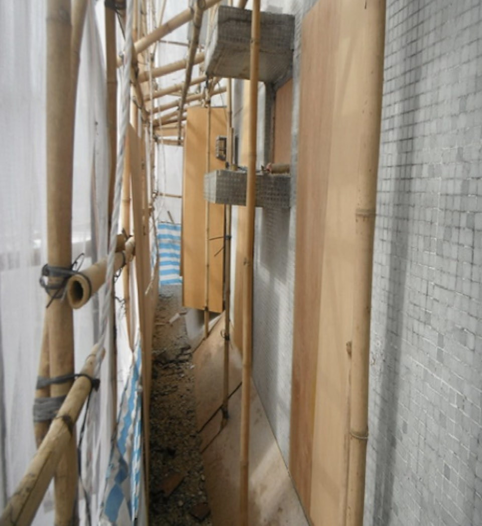 Cháy chung cư Hồng Kông: Dự án sửa chữa gây tranh cãi, vật liệu “bom hẹn giờ” - Ảnh 4.