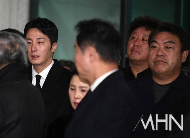 Dàn sao Hàn khóc nấc trong tang lễ tiễn biệt ông nội quốc dân Lee Soon Jae