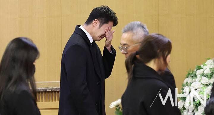 Dàn sao Hàn khóc nấc trong tang lễ tiễn biệt ông nội quốc dân Lee Soon Jae