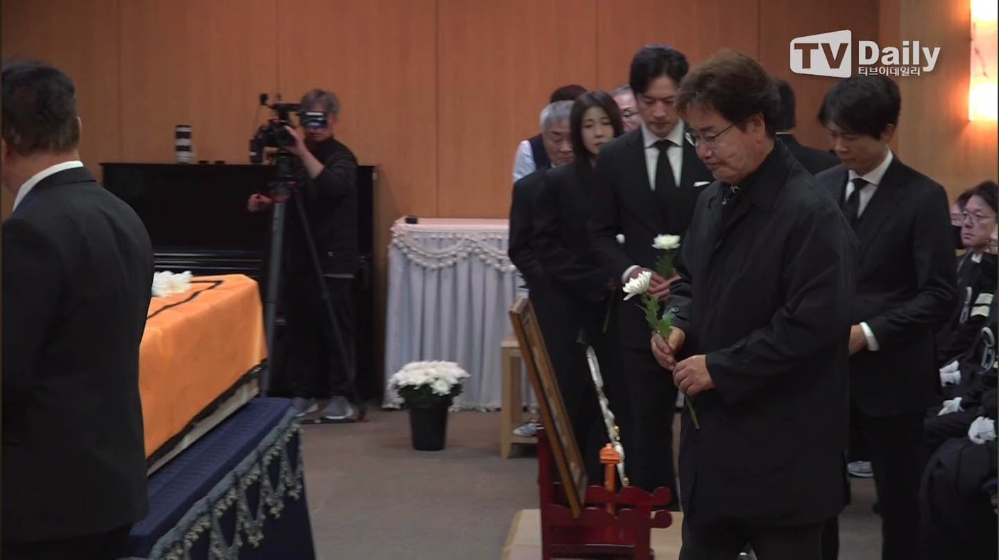 Dàn sao Hàn khóc nấc trong tang lễ tiễn biệt ông nội quốc dân Lee Soon Jae