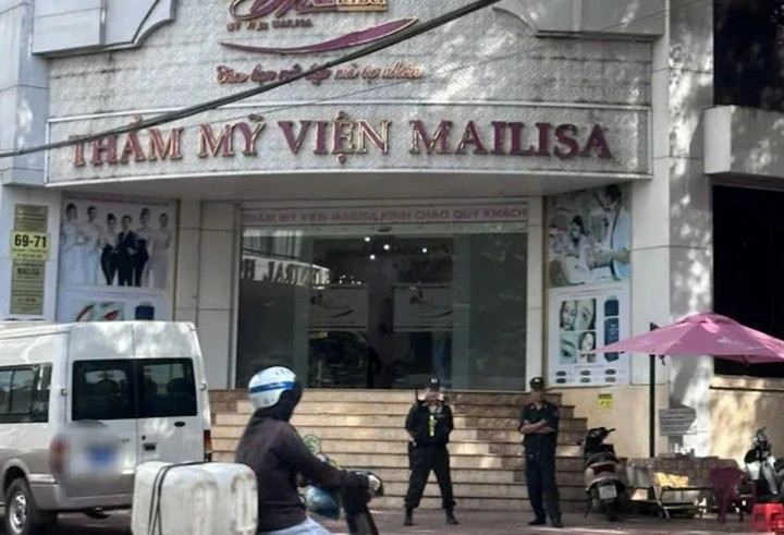 Công an thực hiện lệnh khám xét tại trụ sở thẩm mỹ viện Mailisa ở phường Buôn Ma Thuột (Đắk Lắk)
