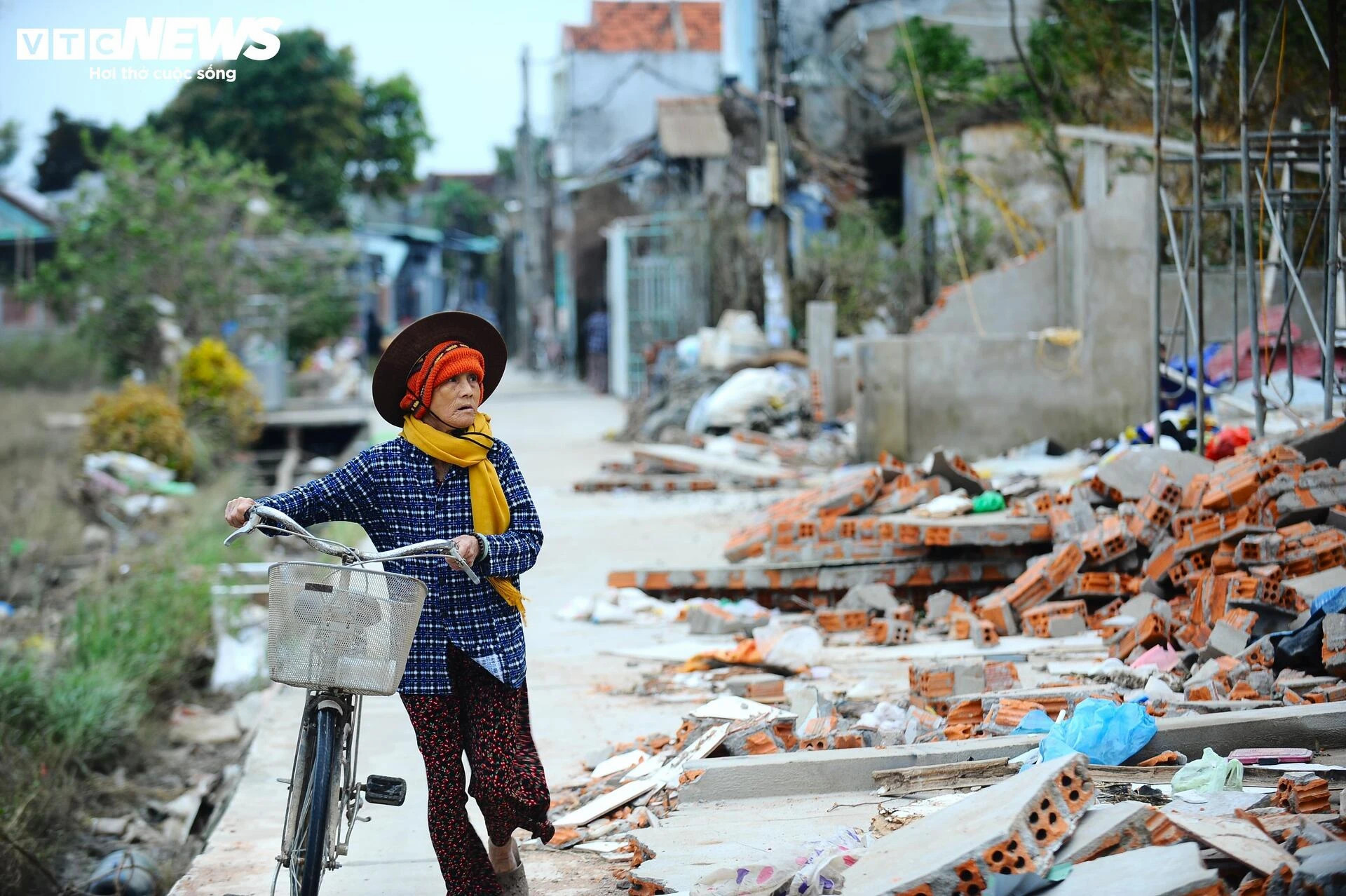 Khung cảnh hoang tàn, nhếch nhác tại vùng trũng nhất ở Tuy Hòa sau lũ dữ - 6