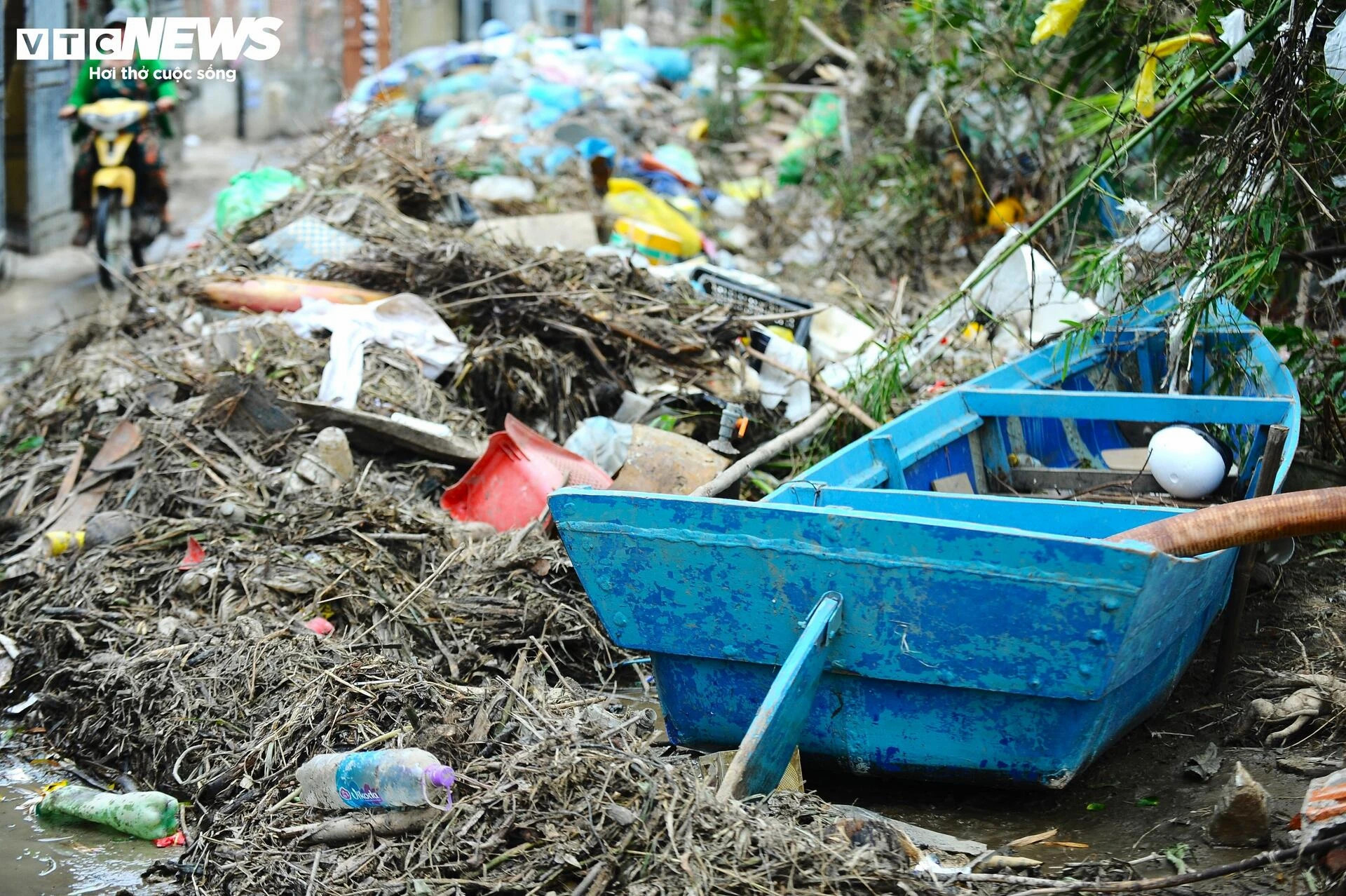 Khung cảnh hoang tàn, nhếch nhác tại vùng trũng nhất ở Tuy Hòa sau lũ dữ - 16