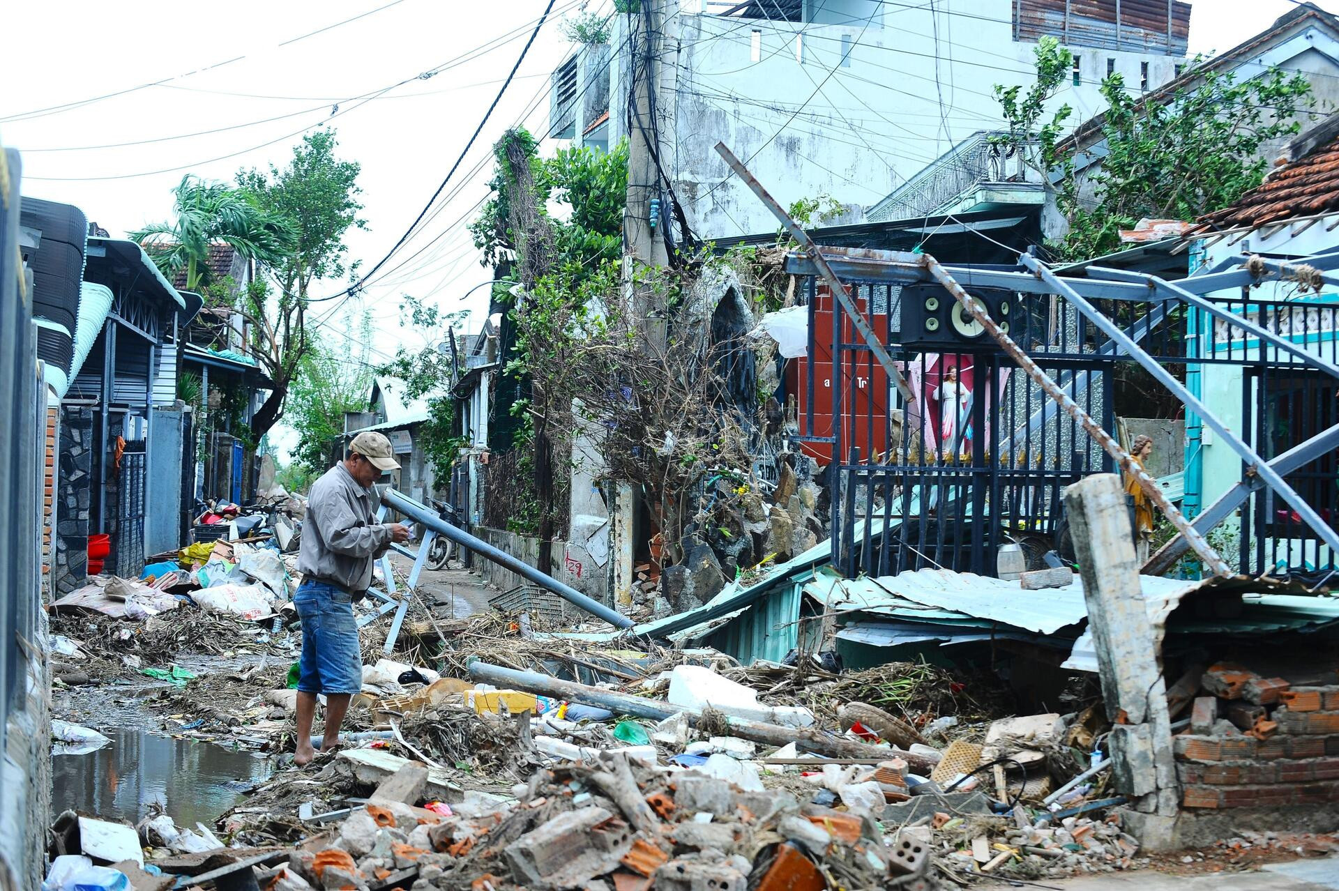 Khung cảnh hoang tàn, nhếch nhác tại vùng trũng nhất ở Tuy Hòa sau lũ dữ - 15