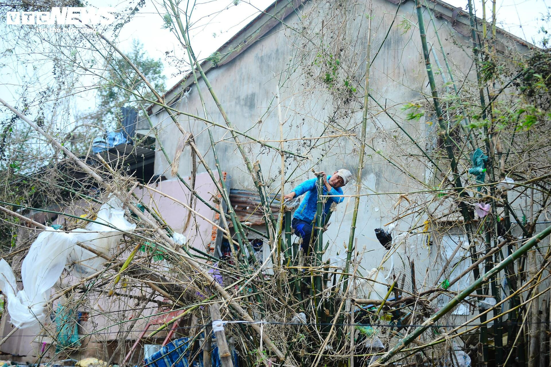 Khung cảnh hoang tàn, nhếch nhác tại vùng trũng nhất ở Tuy Hòa sau lũ dữ - 18