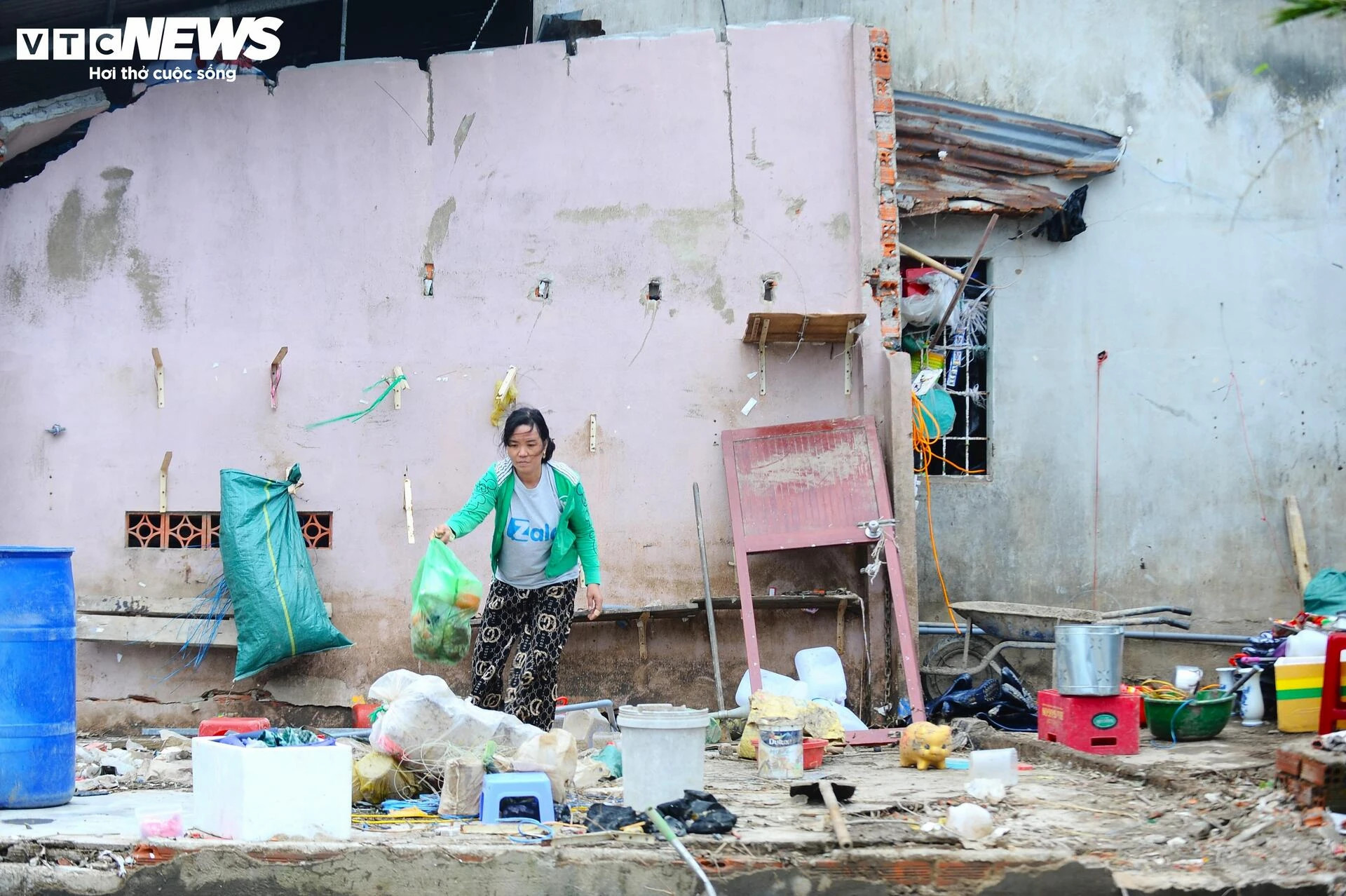 Khung cảnh hoang tàn, nhếch nhác tại vùng trũng nhất ở Tuy Hòa sau lũ dữ - 19