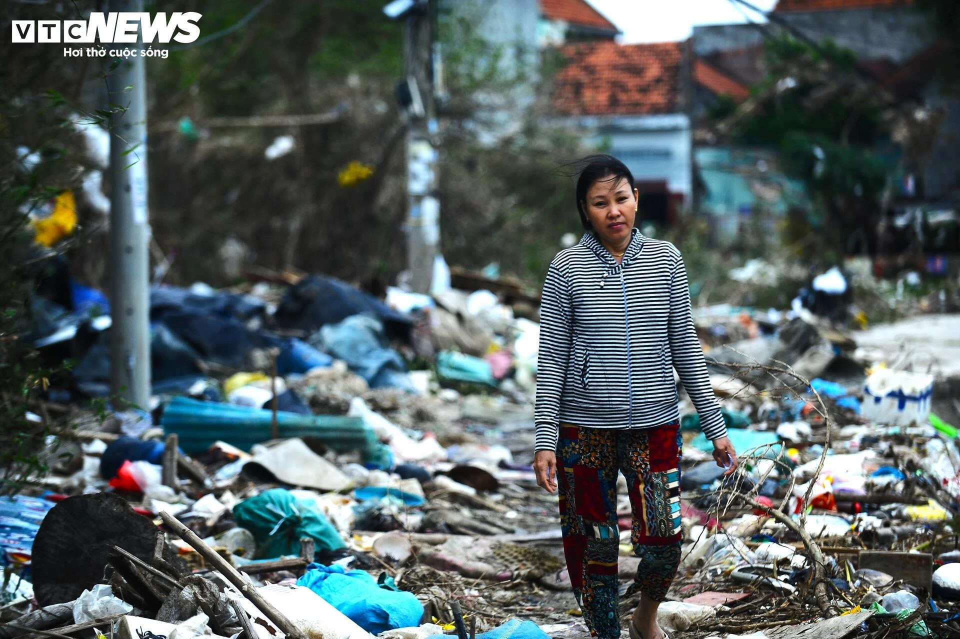 Khung cảnh hoang tàn, nhếch nhác tại vùng trũng nhất ở Tuy Hòa sau lũ dữ - 7