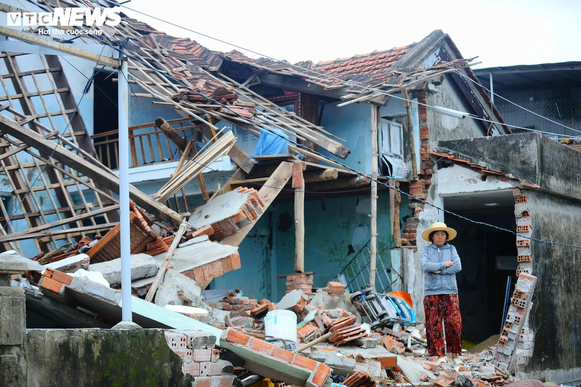 Khung cảnh hoang tàn, nhếch nhác tại vùng trũng nhất ở Tuy Hòa sau lũ dữ - 2