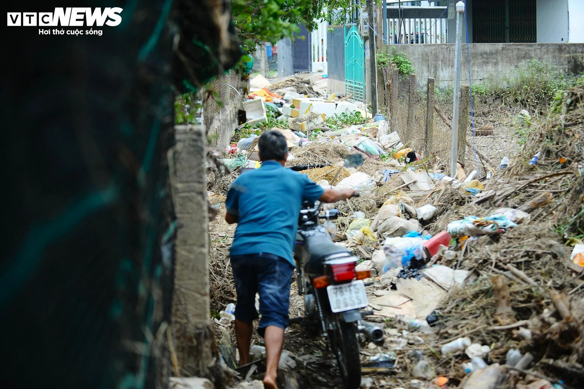 Khung cảnh hoang tàn, nhếch nhác tại vùng trũng nhất ở Tuy Hòa sau lũ dữ - 17