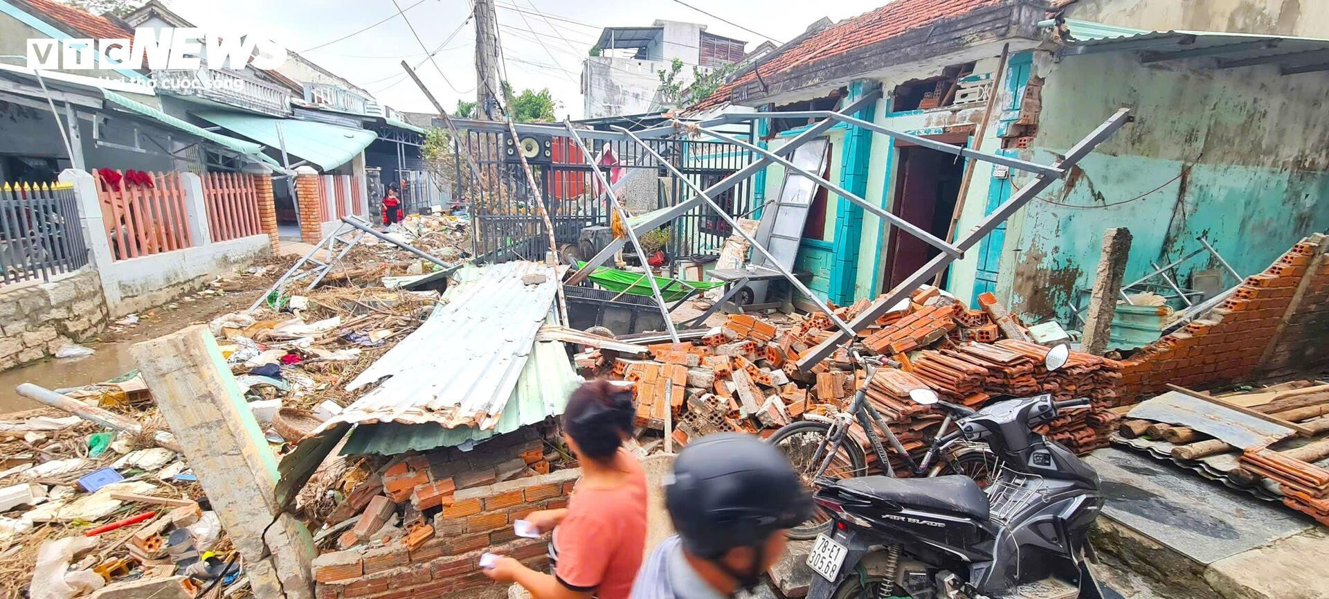Khung cảnh hoang tàn, nhếch nhác tại vùng trũng nhất ở Tuy Hòa sau lũ dữ - 5