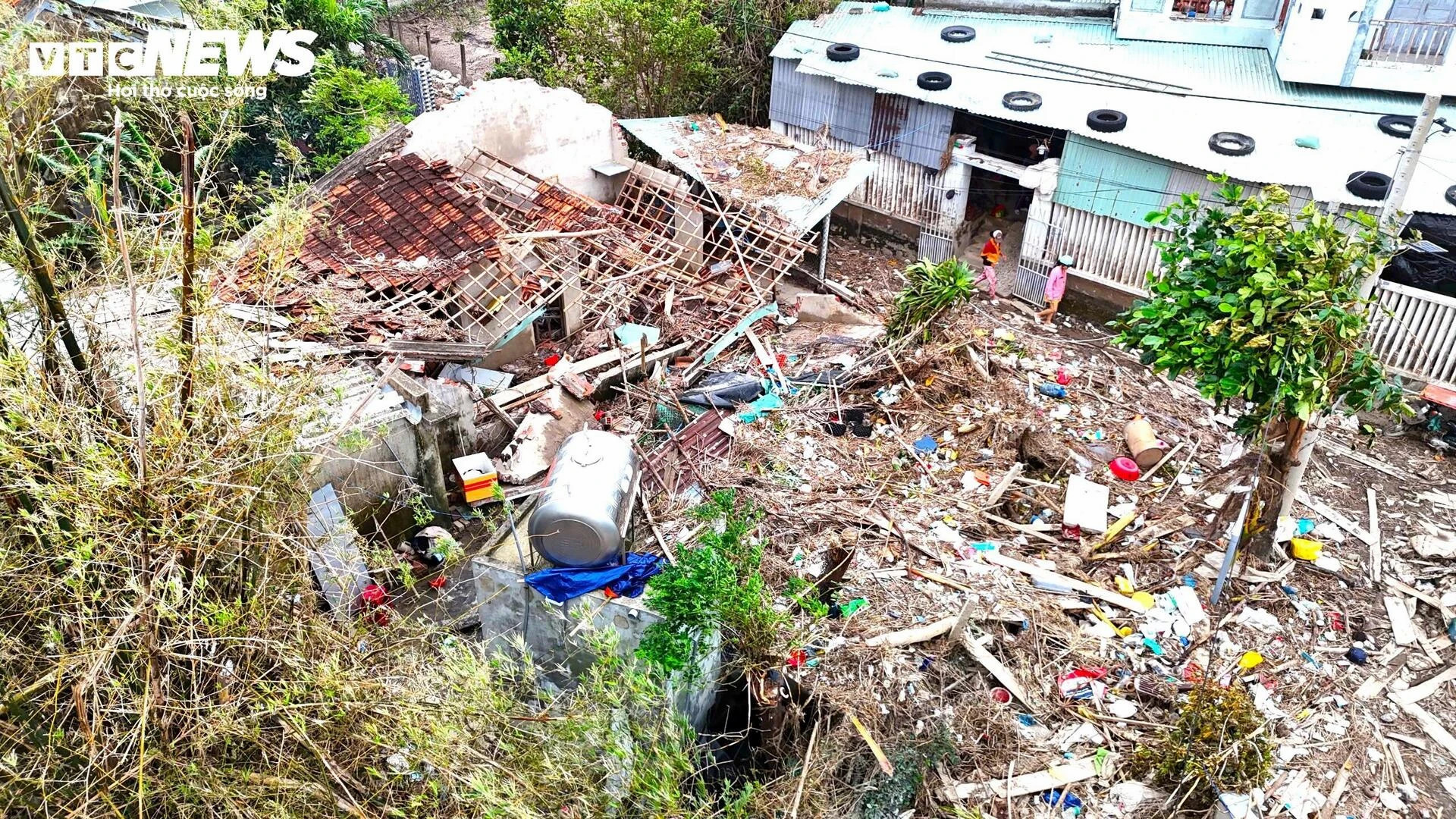 Khung cảnh hoang tàn, nhếch nhác tại vùng trũng nhất ở Tuy Hòa sau lũ dữ - 8